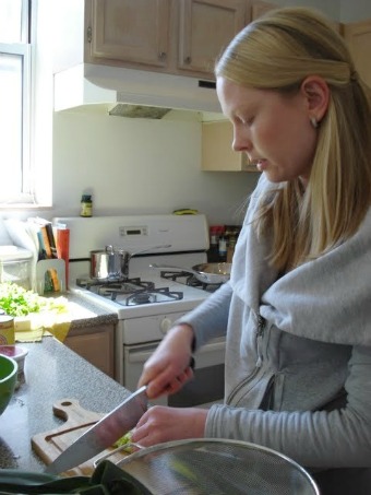 slicing leeks